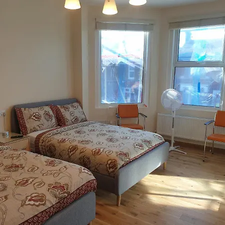 London Luxury Spacious 2 Bedroom Apartment 4 Mins From Ilford Stn. Free Parking